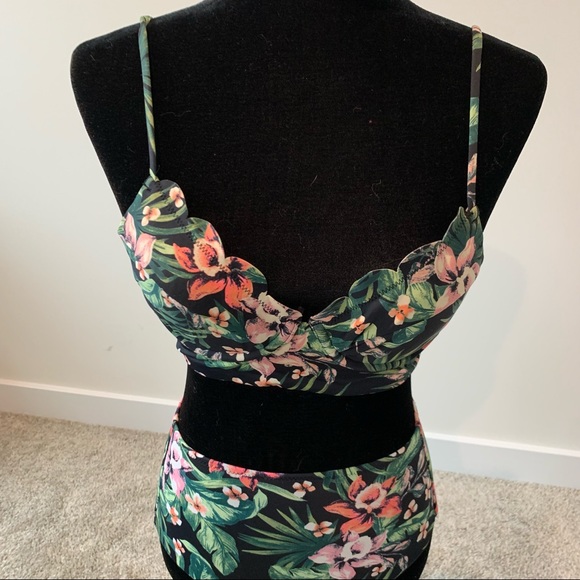 Tropical Print, Scallop Cut Pinup Bikini Top and High Waist Bottoms - Picture 2 of 9